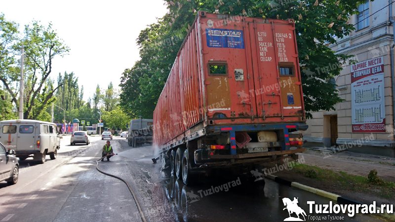 В Новочеркасске во время ДТП на дорогу разлилось большое количество дизтоплива