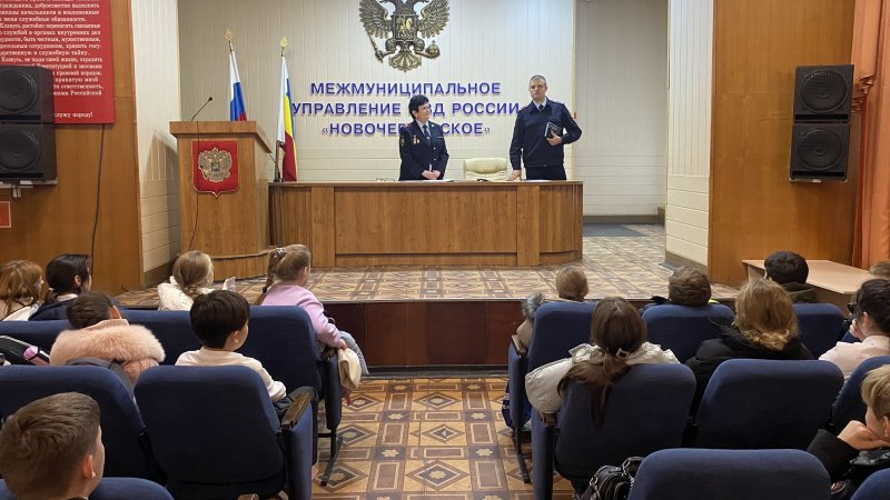 В Новочеркасске ветераны и полицейские провели встречу со школьниками