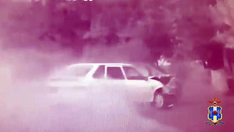 В Новочеркасске угонщик автомобиля попал в ДТП во время погони от полицейских