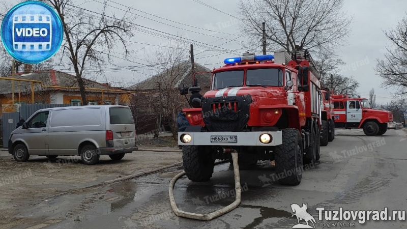 В Новочеркасске пожарные спасли из горящего дома пожилую пару, видео