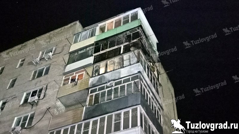 В Новочеркасске из-за неосторожного обращения с огнем сгорела квартира, видео