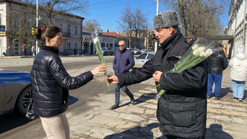 Новочеркасские полицейские присоединились к Всероссийской акции «8 марта в каждый дом»