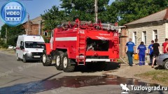 В Новочеркасске из-за неосторожного обращения с огнем сгорел двухэтажный дом, видео