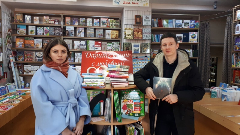 Жители Новочеркасска во время акции подарили 75 книг библиотеке