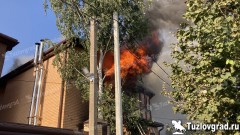 В Новочеркасске сгорел двухэтажный строящийся дом, видео