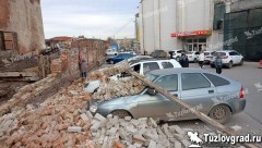 В Новочеркасске на площади около собора рухнула аварийная кирпичная стена