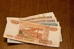 В Новочеркасске мужчина пошел в гости и украл 15 тысяч рублей