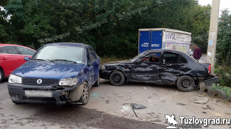 На улице Сарматской в Новочеркасске столкнулись две иномарки