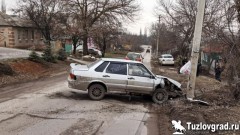 В Новочеркасске таксист отвлекся на телефон и врезался в столб