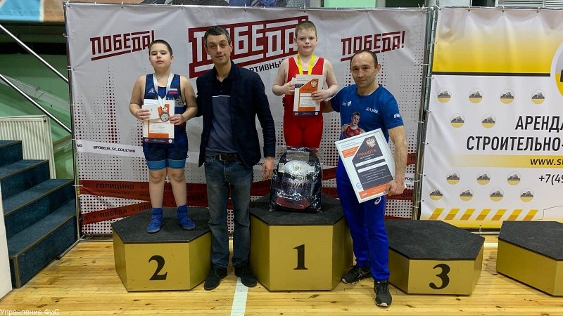 Юные новочеркасские спортсмены завоевали 14 медалей на турнире по греко-римской борьбе