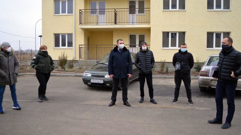 В Новочеркасске дети-сироты посмотрели квартиры, в которых они скоро будут жить