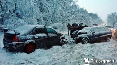 На трассе под Новочеркасском произошло лобовое столкновение двух иномарок