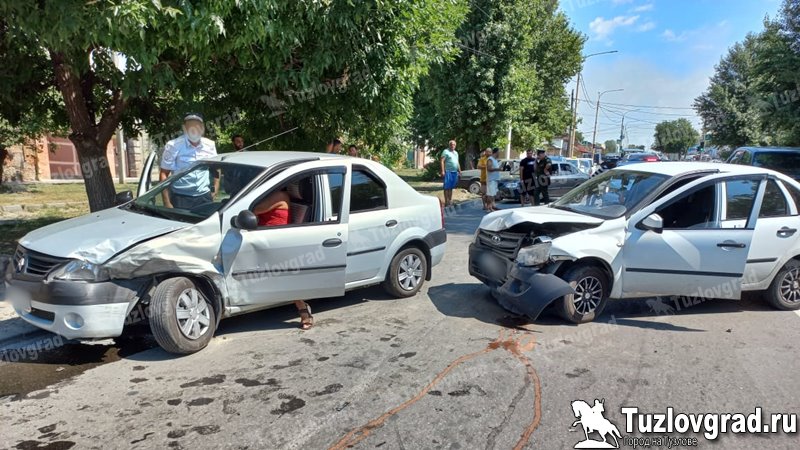 В Новочеркасске во время столкновения двух встречных машин травмы получил человек