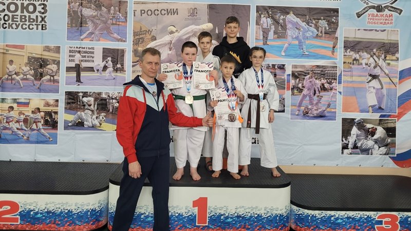 Новочеркасские бойцы успешно выступили на чемпионате и первенстве ЮФО по каратэ
