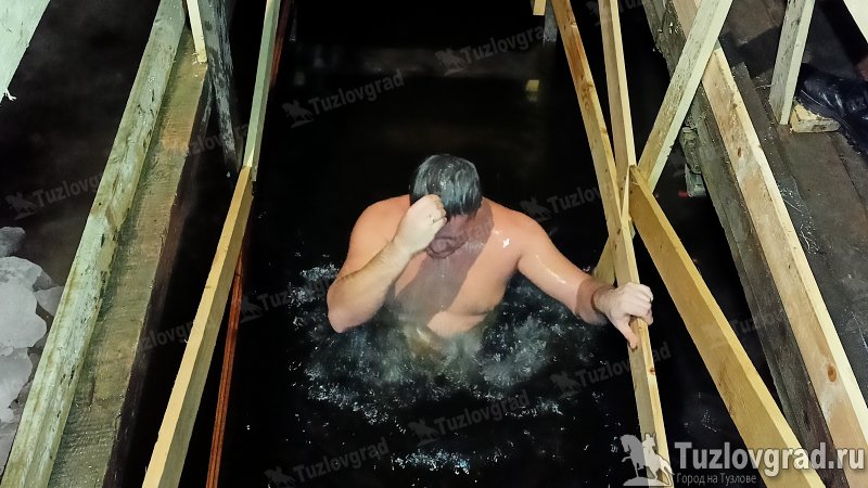 Сотни жителей Новочеркасска пришли окунуться в воды Тузлова на Крещение, видео
