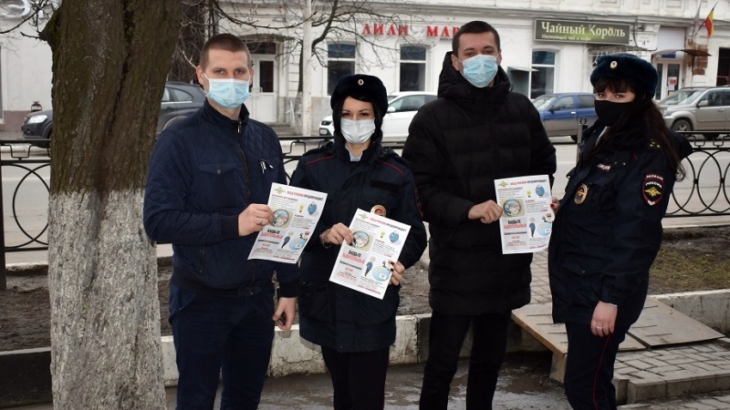 В Новочеркасске полицейские начали на улице предупреждать людей о телефонных и Интернет-мошенничествах