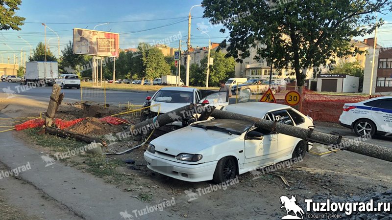В Новочеркасске таксист повалил бетонный столб на припаркованный ВАЗ