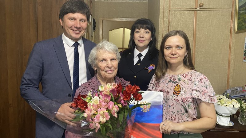 Новочеркасские полицейские и общественники поздравили ветерана Великой Отечественной войны с наступающим праздником