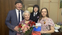 Новочеркасские полицейские и общественники поздравили ветерана Великой Отечественной войны с наступающим праздником