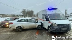 В Новочеркасске автоледи выезжала со двора и столкнулась с машиной скорой помощи, видео
