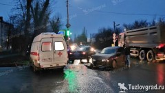 В Новочеркасске водитель пытался проскочить перекресток на запрещающий сигнал светофора и устроил ДТП