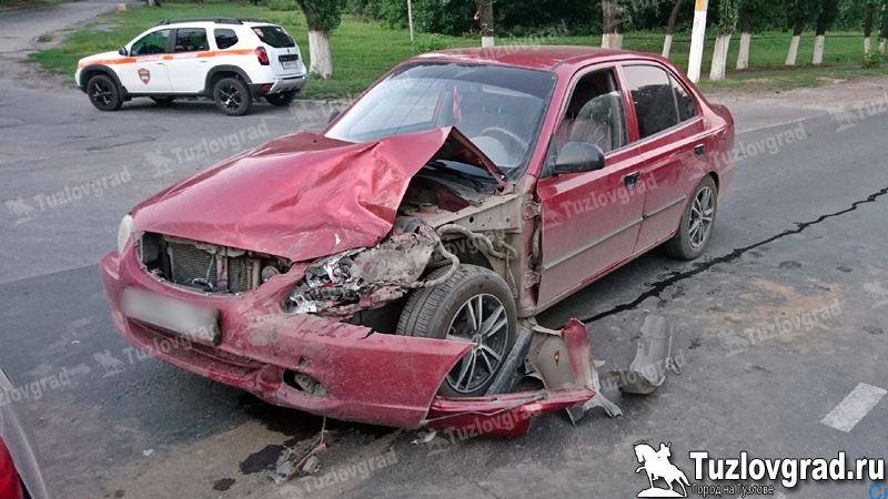 В Новочеркасске невнимательный водитель врезался во внедорожник