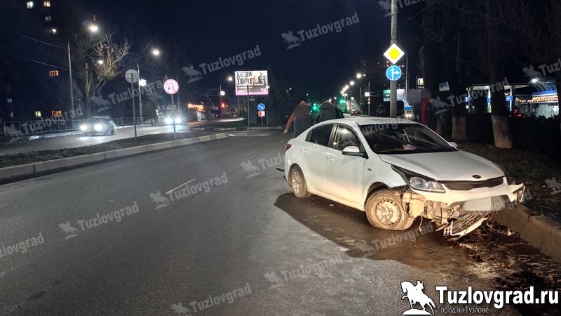 В Новочеркасске пьяный водитель разбил машину об бордюры на проспекте Баклановском