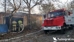 В Новочеркасске на улице Добролюбова сгорел гараж