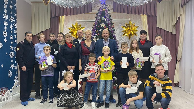 Воспитанников Центра помощи детям №1 поздравили полицейские и общественные деятели Новочеркасска