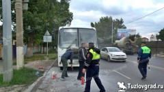 В Новочеркасске на ходу загорелся автобус