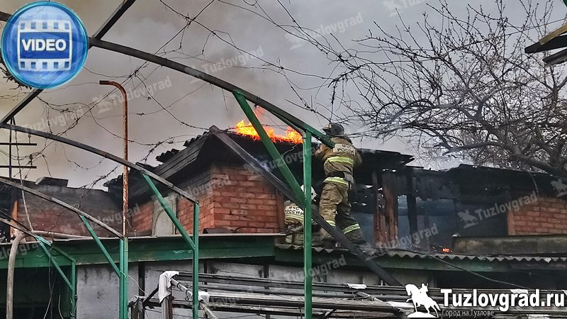 Видео с места крупного пожара на улице Красноармейской в Новочеркасске