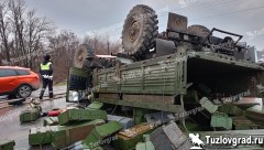 На выезде из Новочеркасска военный грузовик с боеприпасами перевернулся после столкновения с легковушкой, видео