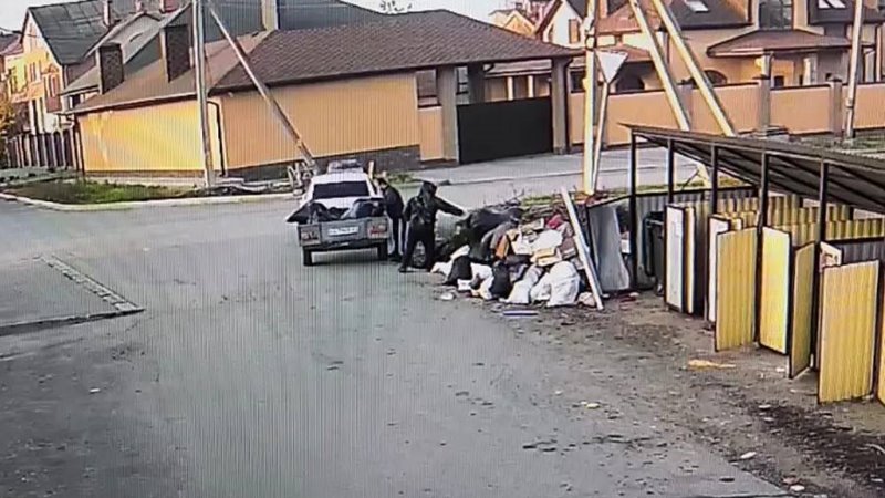 В Новочеркасске при выгрузке мусора с машины на землю поймали еще 19 жителей