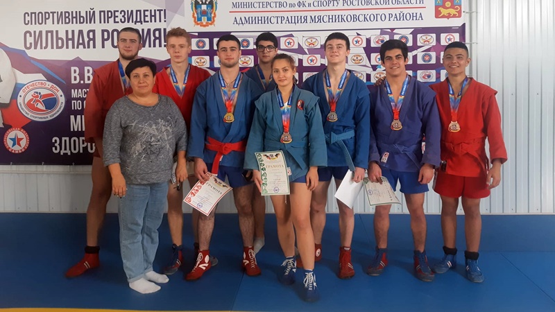 Новочеркасские самбисты завоевали 8 медалей на чемпионате Ростовской области