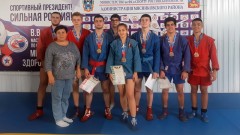 Новочеркасские самбисты завоевали 8 медалей на чемпионате Ростовской области