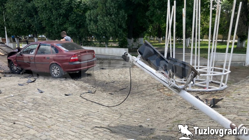 В Новочеркасске пьяный водитель не справился с управлением и выехал на соборную площадь