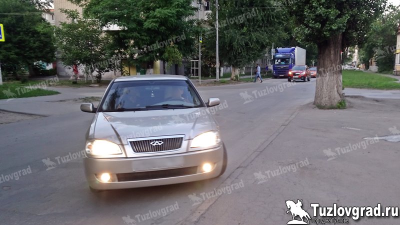 В Новочеркасске пенсионер переходил дорогу в неположенном месте и попал под машину