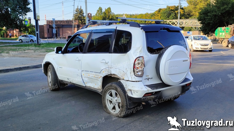 В Новочеркасске водитель грузовика уснул за рулем и протаранил легковушку, видео