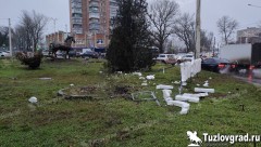 В Новочеркасске водитель заснул за рулем и проехал сквозь клумбу на площади Юбилейной, видео