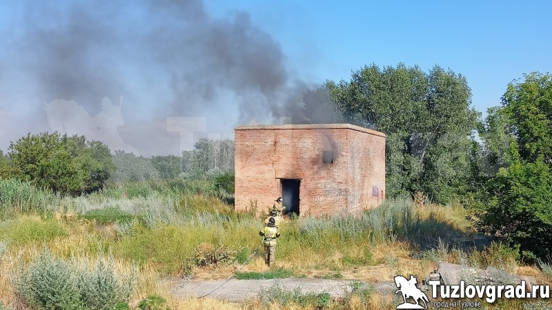 Новочеркасские пожарные потушили горящий мусор в заброшенном здании
