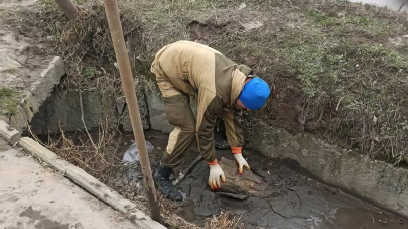 В Новочеркасске чистят ливневую канализацию