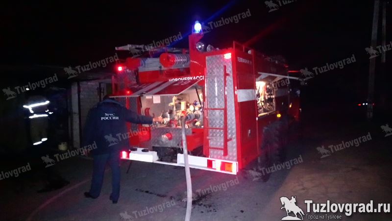 В микрорайоне Донском Новочеркасска сгорели несколько гаражей