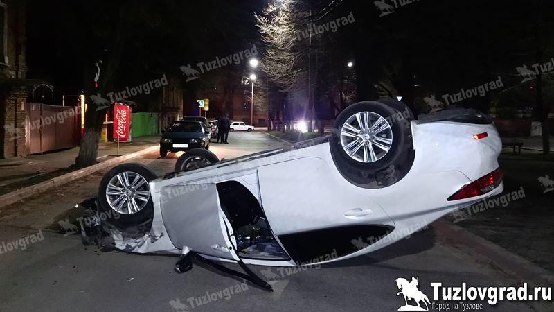 В Новочеркасске Lexus перевернулся, столкнувшись с ВАЗ