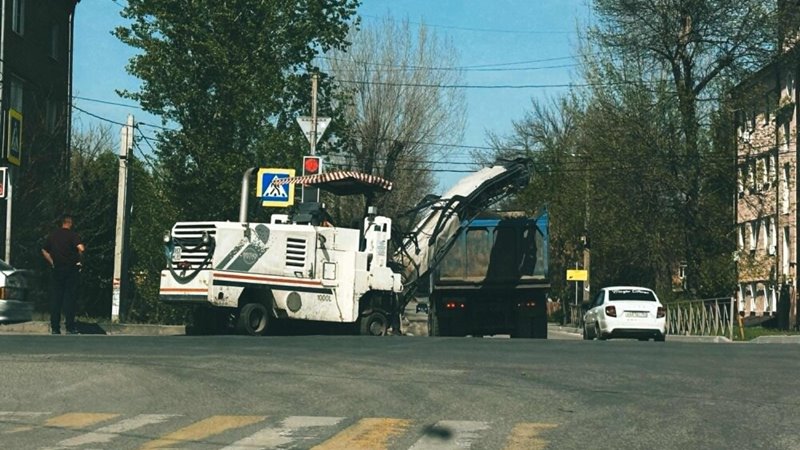 В Новочеркасске ремонтируют дорогу на улице Гагарина