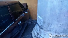В Новочеркасске лихач на ВАЗе врезался в триумфальную арку