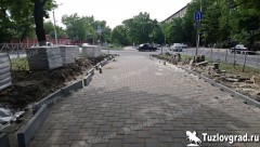 Для чего на проспекте Баклановском в Новочеркасске меняют тротуарную плитку, и за чей счет «банкет»