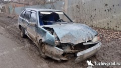 В Новочеркасске лихач разбил свою машину о бетонное ограждение