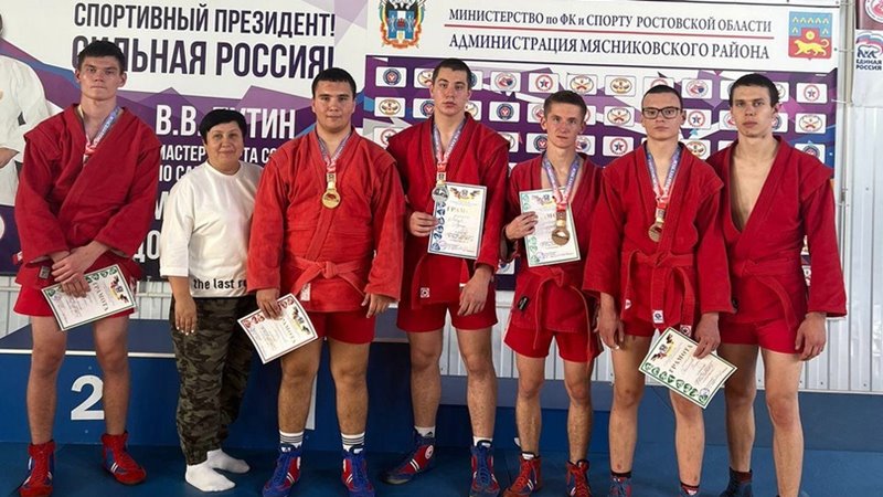 Новочеркасские самбисты успешно выступили на первенстве области
