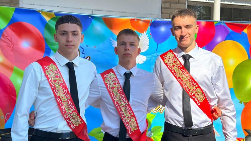 В школах Новочеркасска прошли линейки и прозвенел последний звонок