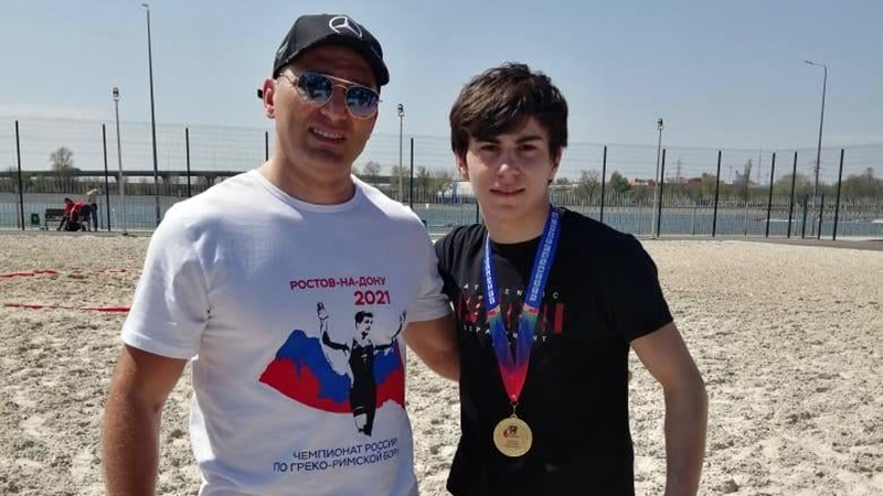 Спортсмен из Новочеркасска выиграл турнир по пляжной борьбе в Ростове